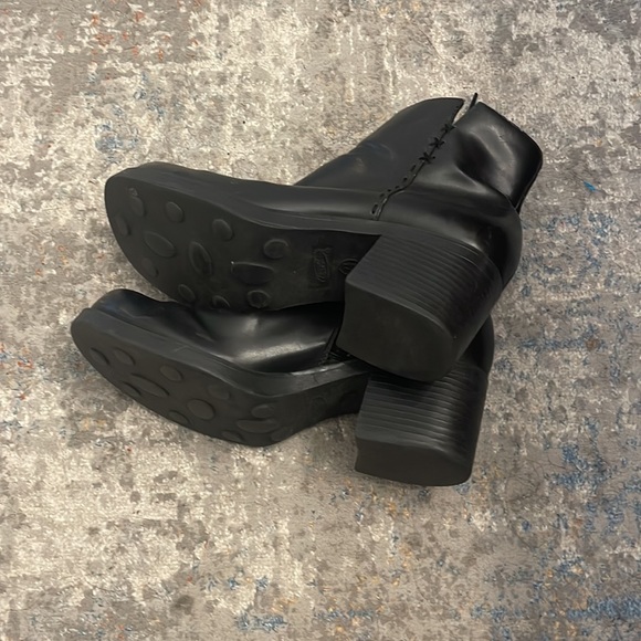 VINTAGE LEATHER BOOTS 🖤 - Picture 3 of 4